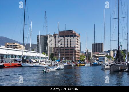 2019 Teilnehmer des Rolex Sydney to Hobart-Rennens im Constitution Dock, Hobart, nach Abschluss des Rennens am 30. Dezember 2019 Stockfoto