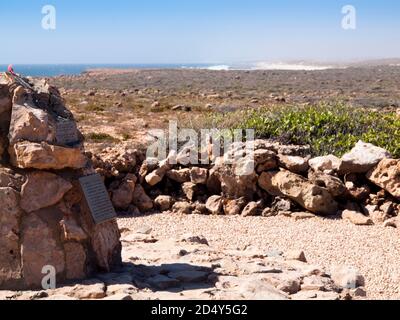 Blick nach Norden vom HMAS Sydney II Memorial Cairn, Point Quobba, Carnarvon, Western Australia. Stockfoto