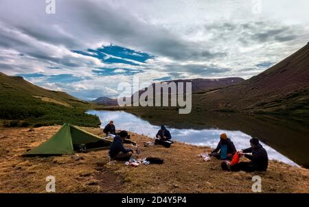 Durch Wanderer genießen Camp am Cataract Lake auf dem 485 Meile Colorado Trail, in der Nähe von Lake City, Colorado Stockfoto