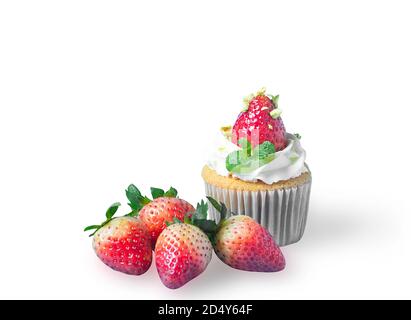 Erdbeer-Cupcake mit frischen Erdbeeren und Pistazien-Nuss auf weißem isoliertem Hintergrund mit Clipping-Pfad. Köstliche und weiche Vanille Biskuit w Stockfoto