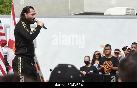 Orlando, Florida, USA. 11. Oktober 2020 - Orlando, Florida, USA - der UFC-Kämpfer Jorge Masvidal spricht vor Donald Trump Jr. bei einer Wahlkampfveranstaltung zur Unterstützung von US-Präsident Donald Trump am 11. Oktober 2020 in Orlando, Florida. (Paul Hennessy/Alamy) Quelle: Paul Hennessy/Alamy Live News Stockfoto