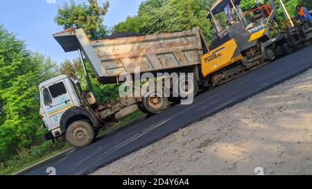 02. Oktober 2020 : Reengus, Jaipur, Indien / Autobahn Baustelle Landschaft. Walze und die Arbeiter auf der Asphaltierung und der Reparatur der städtischen Straße. Stockfoto