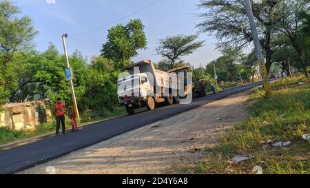 02. Oktober 2020 : Reengus, Jaipur, Indien / Roller und Arbeiter auf Asphalt und Reparatur der staatlichen Autobahn Straße. Stockfoto