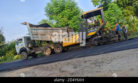 02. Oktober 2020 : Reengus, Jaipur, Indien / Neue Asphalt Straßenbelag, Straßenbauarbeiter und Straßenbaumaschinen Szene. Stockfoto