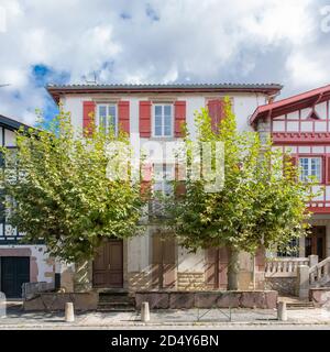 Typische Häuser im Dorf Ainhoa im Baskenland Land Stockfoto