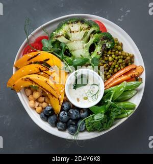 Buddha Schüssel mit gemischtem gegrilltem Gemüse und Hülsenfrüchten. Gesunde Ernährung Konzept. Draufsicht Stockfoto