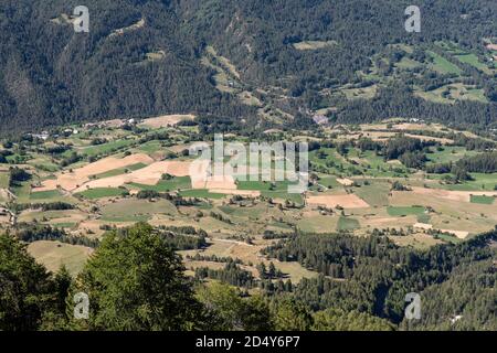 Verschiedene Felder kultiviert im Tal in den Bergen in Die Alpen in Frankreich Stockfoto