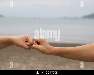 Zwei Frau Alternative Handshakes Faust geballte Hand Gruß in der Situation einer Epidemie covid 19, Coronavirus neue normale soziale Distanzierung Stockfoto