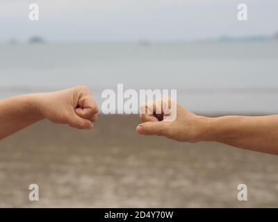 Zwei Frau Alternative Handshakes Faust geballte Hand Gruß in der Situation einer Epidemie covid 19, Coronavirus neue normale soziale Distanzierung Stockfoto