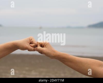 Zwei Frau Alternative Handshakes Faust geballte Hand Gruß in der Situation einer Epidemie covid 19, Coronavirus neue normale soziale Distanzierung Stockfoto