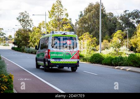 Perth, Australien - 5. September 2020: St. John Ambulance vor dem Fiona Stanley Hospital, von hinten fotografiert Stockfoto