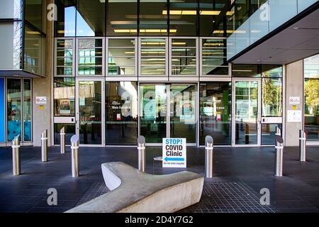 Perth, Australien - 5. September 2020: Haupteingang des Fiona Stanley Krankenhauses mit Schild für die Klinik Stockfoto