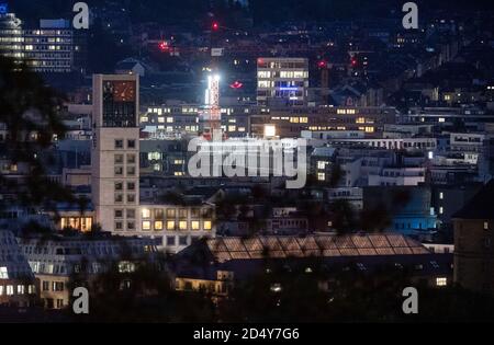Stuttgart, Deutschland. Oktober 2020. Der Rathausturm ist vor den Gebäuden im Stadtzentrum zu sehen. Quelle: Marijan Murat/dpa/Alamy Live News Stockfoto