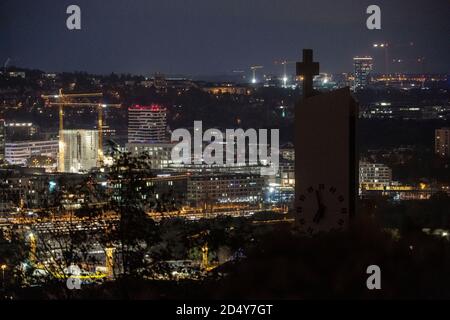 Stuttgart, Deutschland. Oktober 2020. Vor den Gebäuden im Stadtzentrum ist ein Kirchturm zu sehen. Quelle: Marijan Murat/dpa/Alamy Live News Stockfoto