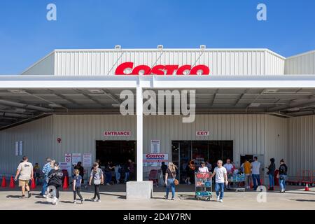 Perth, Australien - 13. September 2020: Eingang zum Costco-Lager in Perth, mit Einkäufern, die mit Trolleys ein- und aussteigen Stockfoto