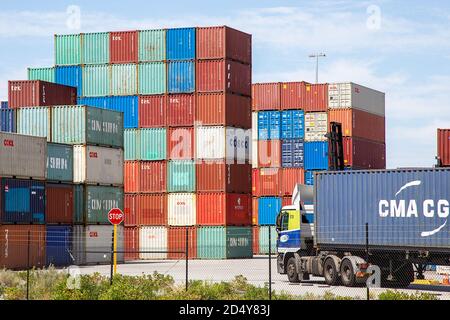 Fremantle, Australien - 7. Oktober 2020: Frachtcontainer im Hafen von Fremantle Stockfoto