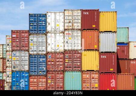 Fremantle, Australien - 7. Oktober 2020: Frachtcontainer im Hafen von Fremantle Stockfoto