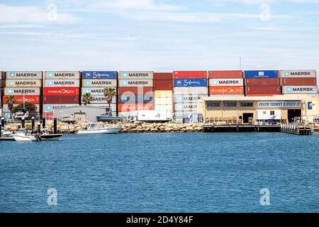 Fremantle, Australien - 7. Oktober 2020: Frachtcontainer im Hafen von Fremantle Stockfoto