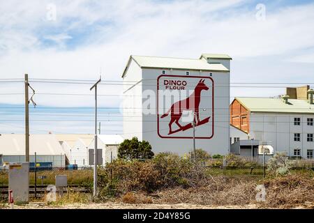 Perth, Australien - 7. Oktober 2020: Das Dingo-Mehl-Schild auf einer denkmalgeschützten Getreidemühle am Stirling Highway in North Fremantle Stockfoto