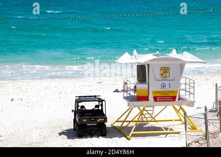 Perth, Australien - 7. Oktober 2020: Surflebensretter Hütte und Fahrzeug am Strand außerhalb Cottesloe Indiana Tearooms Stockfoto