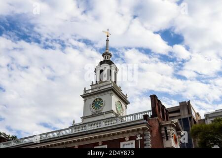 Nahaufnahme des ikonischen Uhrturms der Independence Hall in Philadelphia, Pennsylvania. Stockfoto