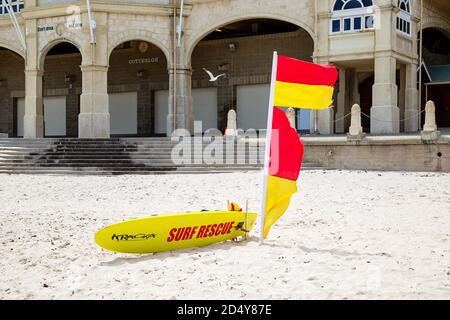 Perth, Australien - 7. Oktober 2020: Surf Rettungsschwimmer Flagge und Board am Strand außerhalb Cottesloe Indiana Tearooms Stockfoto