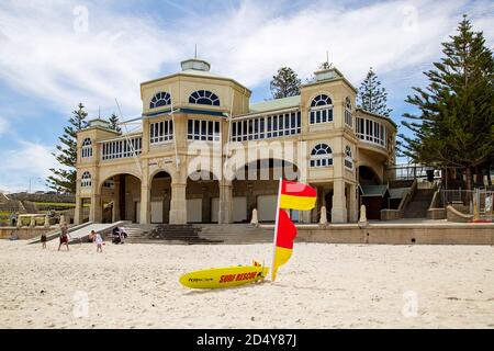 Perth, Australien - 7. Oktober 2020: Surf Rettungsschwimmer Flagge und Board am Strand außerhalb Cottesloe Indiana Tearooms Stockfoto