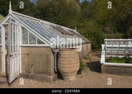 Dekorativer Terracotta-Topf an der Seite eines traditionellen Steingewächshauses in einem Gemüsegarten auf Gravetye Manor in Rural West Sussex, England, Großbritannien Stockfoto