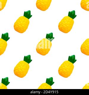 Nahtlose MusterAnanas. Spielzeug Kunststoff Obst isoliert auf weißem Hintergrund. Plastikfrüchte für das Spiel. Spielen im Kindergeschäft Stockfoto