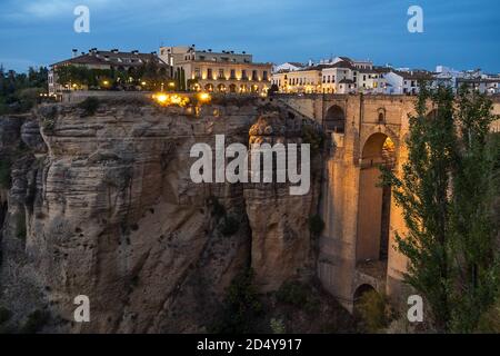 Die Puente Nuevo, Neue Brücke in Ronda, Spanien, überspannt den 120 m tiefen Abgrund, der die Stadt trennt. Provinz Malaga, Spanien Stockfoto