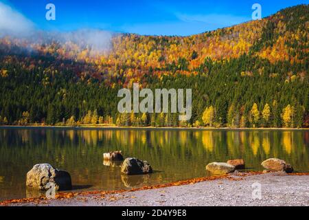 Atemberaubende Herbstlandschaft mit bunten Laubbäumen im Wald und majestätischen vulkanischen See. Tolles Touristen- und Reiseort mit Saint Ana la Stockfoto