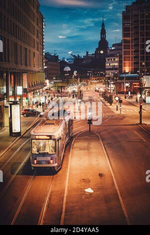 Oslo / Norwegen - Juli 23 2015 : Straßenbahnen fahren vor dem Bahnhof Oslo, Blick auf die Stadt bei Nacht im Geschäftsviertel von oben, überfüllte Einkaufsstraßen Stockfoto