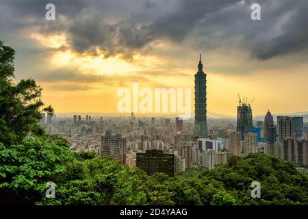 Der dramatische Sonnenuntergang von Taipei City, der Blick aus der Höhe von Taipei City mit Taipei 101 in der Hauptstadt Taiwans am Abend, der Himmel ist wunderschön Stockfoto