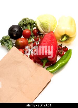 Paprika mit Kirschtomaten und Kohl isoliert auf weißem Hintergrund. Brokkoli, schwarzer Rettich und Weißkohl mit Chili und Tomate im Öko-Beutel. Set von Bio-Gemüse. Greengrocery-Konzept Stockfoto