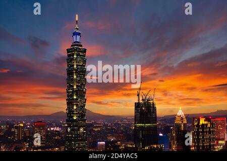 Panorama-Luftaufnahme der Innenstadt von Taipei City in der Dämmerung, mit Taipei 101 Tower im Xinyi Commercial District, Twilight Hauptstadt von Taiwan. Stockfoto