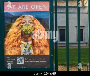 'Wir sind offen' Poster (mit Gesichtsmaske auf Person in einem berühmten Gemälde gesetzt) im Fitzwilliam Museum, Cambridge University, England, Oktober 2020. Stockfoto