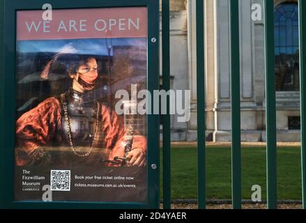 'Wir sind offen' Poster (mit Gesichtsmaske auf Person in einem berühmten Gemälde gesetzt) im Fitzwilliam Museum, Cambridge University, England, Oktober 2020. Stockfoto