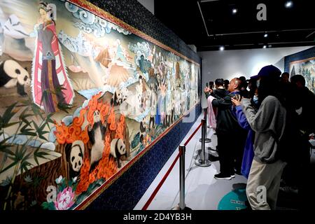 Chengdu, China. Oktober 2020. Am 11. Oktober 2020 wird in der Sichuan-Bibliothek in Chengdu, Sichuan, China, ein 172 Meter langes 'Pandas Thangka-Gemälde' gezeigt.(Foto: TPG/cnsphotos) Quelle: TopPhoto/Alamy Live News Stockfoto