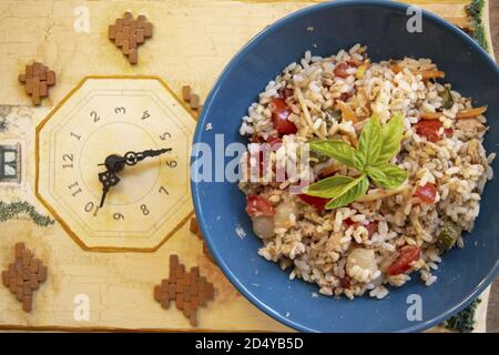 Vegetarischer Reissalat garniert mit frischem Basilikum Stockfoto