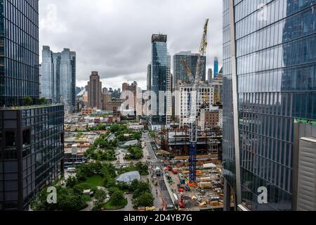 New York, USA - 21. Juni 2019: Manhattan-Landschaft mit Wohn- und Bürogebäuden in der Nähe von Hudson Yards Stockfoto