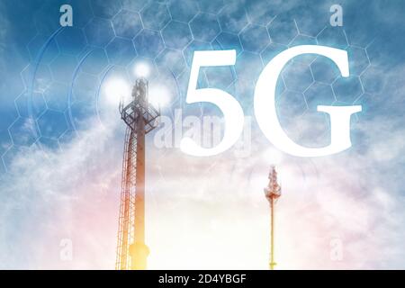 Telekommunikationsantenne gegen den klaren blauen Himmel mit dem Bild des Netzes und 5G. Das Konzept von Kommunikation, Technologie und Telekommunikation Stockfoto