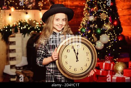 Beeilen Sie sich wünschen. Girl santa claus hat und die Uhr. Weihnachten Treffen Urlaub. Festliche Atmosphäre Weihnachten. Silvester Countdown. Die Zählung der Zeit. Weihnachten fast hier. Nur wenige Minuten bis zum neuen Jahr. Stockfoto