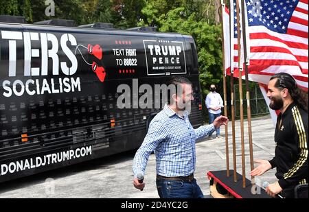 Orlando, Usa. Oktober 2020. Donald Trump Jr begrüßt den UFC-Kämpfer Jorge Masvidal, der beide zur Unterstützung von US-Präsident Donald Trump bei einer Wahlkampfveranstaltung „Kämpfer gegen den Sozialismus“ sprechen, das zweite von drei solchen Veranstaltungen, die an diesem Tag im ganzen Staat abgehalten wurden. Kredit: SOPA Images Limited/Alamy Live Nachrichten Stockfoto