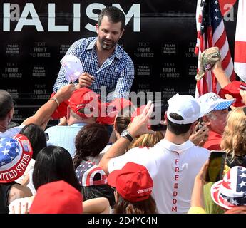 Orlando, Usa. Oktober 2020. Donald Trump Jr unterschreibt Autogramme, nachdem er während einer Wahlkampfveranstaltung zur Unterstützung seines Vaters, des US-Präsidenten Donald Trump, gesprochen hat. Auch der UFC-Kämpfer Jorge Masvidal sprach bei der Veranstaltung. Kredit: SOPA Images Limited/Alamy Live Nachrichten Stockfoto