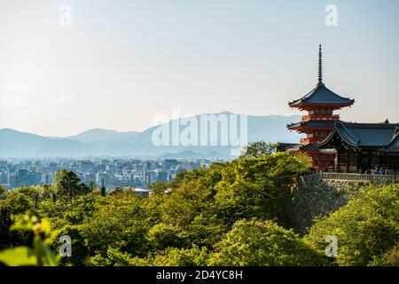 Ein Blick auf Kyoto vom Kiyomizu-dera Tempel, Kyoto, Japan Stockfoto