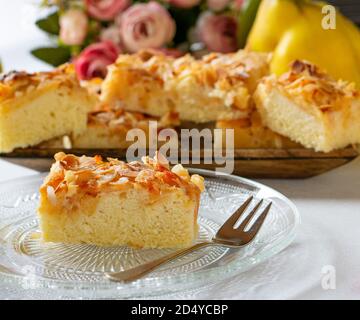 Stück Mandelkuchen auf einem Teller Stockfoto