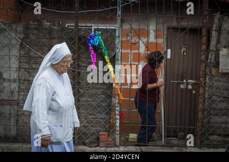 BUENOS AIRES, ARGENTINIEN - 12. Mai 2014: Eine Nonne geht durch eine Straße in der 'Villa 31', auch bekannt als Barrio 31 oder Comunicaciones, einer der größten Stockfoto