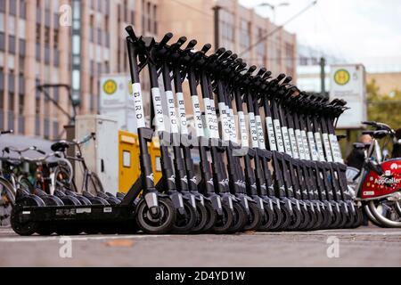 Düsseldorf, Deutschland. Oktober 2020. Die E-Scooter der Vogelmarke befinden sich in der Nähe des Hauptbahnhofs im Stadtzentrum (Themenbild, Symbolbild). Düsseldorf, 9. Oktober 2020 Quelle: dpa/Alamy Live News Stockfoto