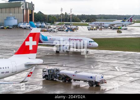 7. Oktober 2020, Berlin, am Flughafen Berlin-Tegel "Otto Lilienthal" ist derzeit - trotz Corona - im laufenden Betrieb mit verschiedenen Starts und Landungen. Eine Maschine der Airline Eurowings GmbH auf dem Flugplatz. Im Vordergrund das Ruder einer SCHWEIZER Maschine, im Hintergrund eine Katar Maschine. Der Flugbetrieb soll am 8. November 2020 eingestellt werden, und der Flughafen soll im Mai 2021 endgültig geschlossen werden. Weltweite Nutzung Stockfoto