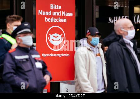 Düsseldorf, Deutschland. Oktober 2020. Am Düsseldorfer Hauptbahnhof fordern Deutsche Bahn-Schilder die Reisenden auf: "Bitte decken Sie Mund und Nase ab". In Fußgängerzonen und öffentlichen Bereichen ist eine Maske erforderlich, wenn der R-Wert erhöht wird. (Themenbild, Symbolbild) Düsseldorf, 09.10.2020 Quelle: dpa/Alamy Live News Stockfoto